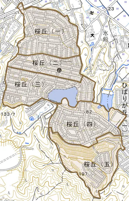 桜丘とその周辺の地図。町の範囲を重ねている