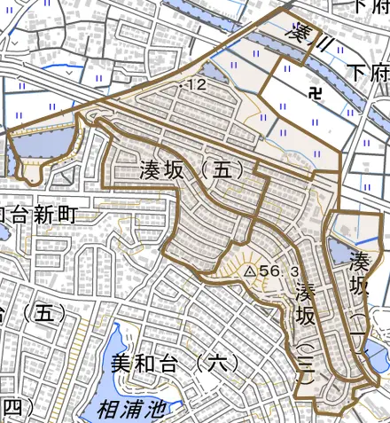 湊坂とその周辺の地図。町の範囲を重ねている