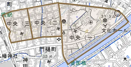 中央とその周辺の地図。町の範囲を重ねている