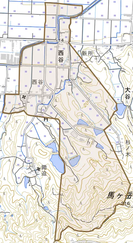 大字西谷とその周辺の地図。町の範囲を重ねている