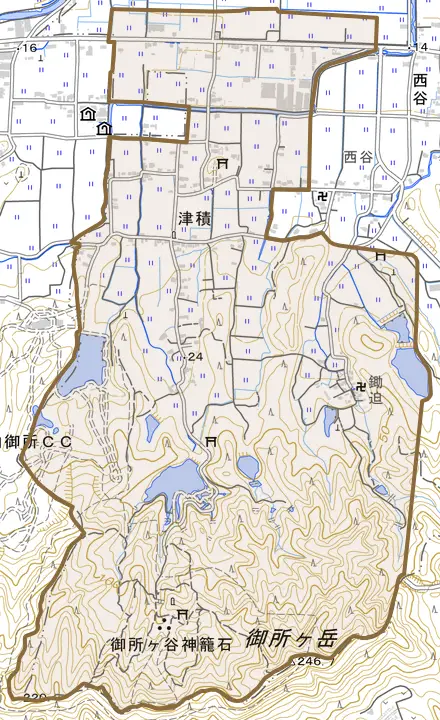 大字津積とその周辺の地図。町の範囲を重ねている