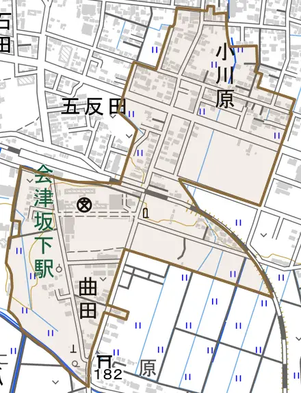 字曲田とその周辺の地図。町の範囲を重ねている