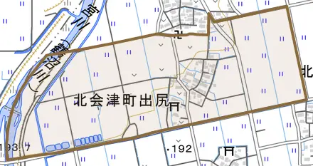 北会津町出尻とその周辺の地図。町の範囲を重ねている
