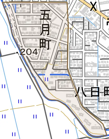五月町とその周辺の地図。町の範囲を重ねている