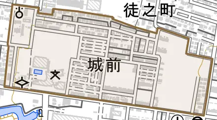 城前とその周辺の地図。町の範囲を重ねている