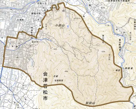門田町大字黒岩とその周辺の地図。町の範囲を重ねている