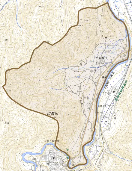 大戸町大字小谷とその周辺の地図。町の範囲を重ねている