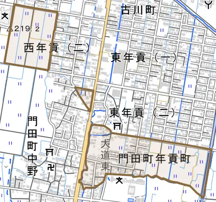 門田町大字年貢町とその周辺の地図。町の範囲を重ねている