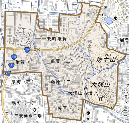 一箕町大字亀賀とその周辺の地図。町の範囲を重ねている