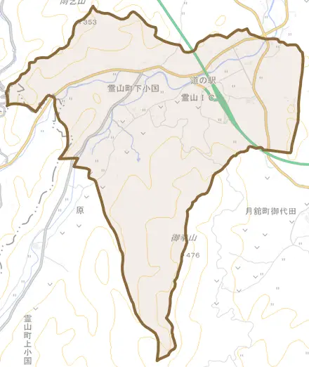 霊山町下小国とその周辺の地図。町の範囲を重ねている