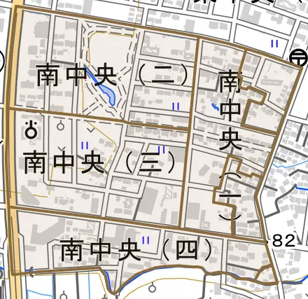南中央とその周辺の地図。町の範囲を重ねている