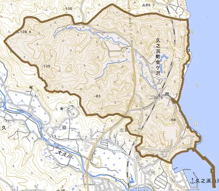 久之浜町金ケ沢とその周辺の地図。町の範囲を重ねている