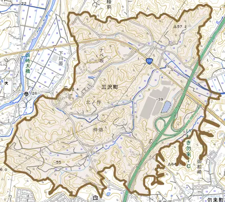 三沢町とその周辺の地図。町の範囲を重ねている