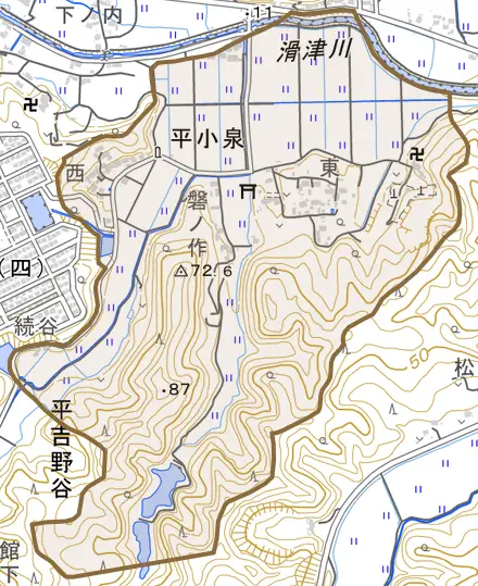 平小泉とその周辺の地図。町の範囲を重ねている