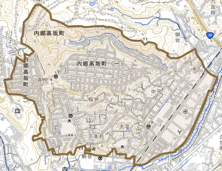 内郷高坂町とその周辺の地図。町の範囲を重ねている