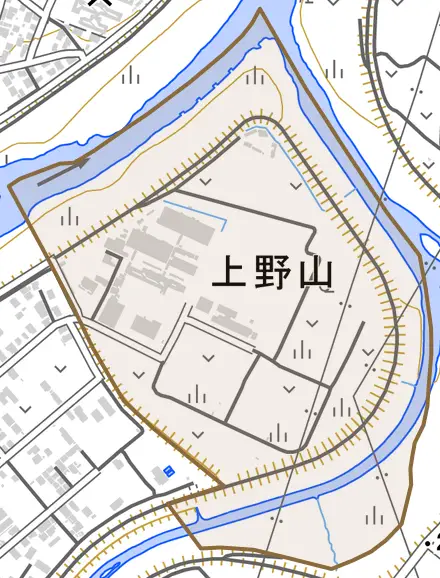 上野山とその周辺の地図。町の範囲を重ねている