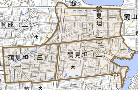 鶴見坦とその周辺の地図。町の範囲を重ねている