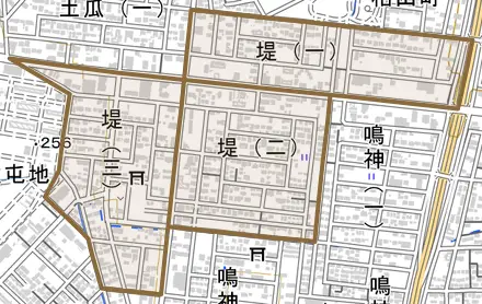 堤とその周辺の地図。町の範囲を重ねている
