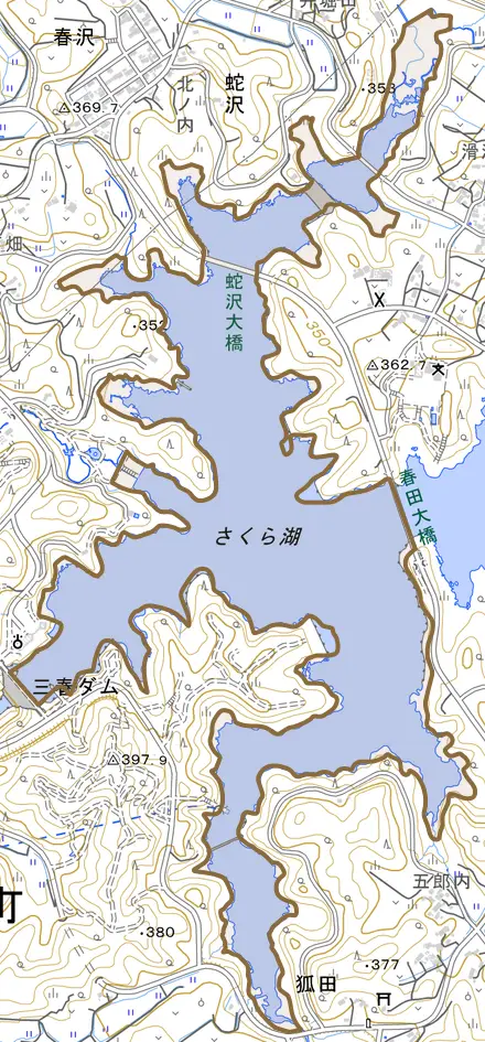 大字蛇沢とその周辺の地図。町の範囲を重ねている