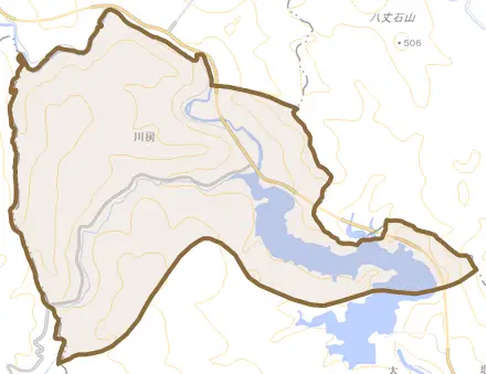 大字川房とその周辺の地図。町の範囲を重ねている