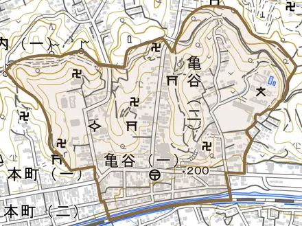 亀谷とその周辺の地図。町の範囲を重ねている