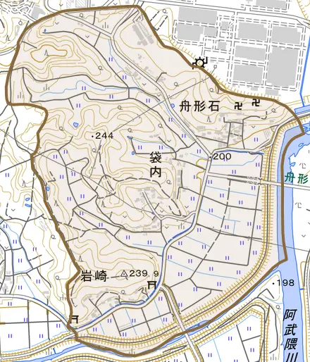 唐谷山とその周辺の地図。町の範囲を重ねている