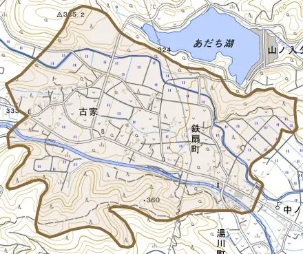 古家とその周辺の地図。町の範囲を重ねている