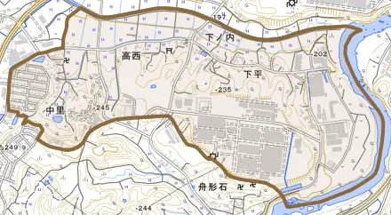 中里とその周辺の地図。町の範囲を重ねている