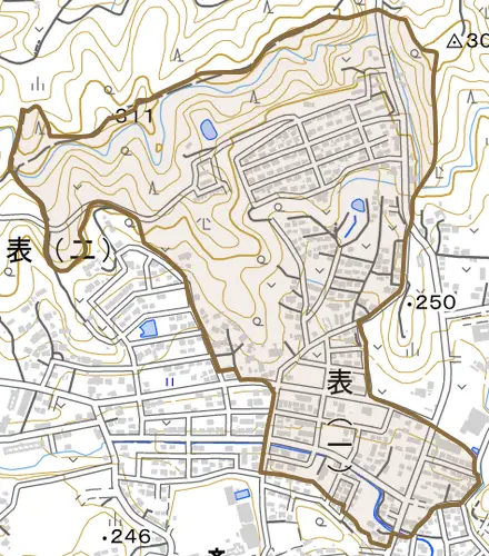 表とその周辺の地図。町の範囲を重ねている