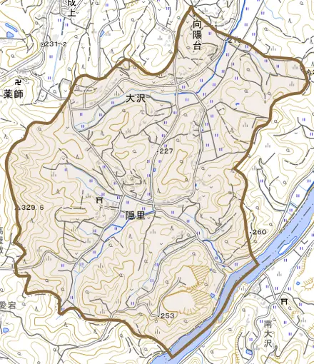 大沢とその周辺の地図。町の範囲を重ねている