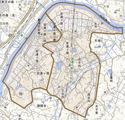 安達ヶ原とその周辺の地図。町の範囲を重ねている