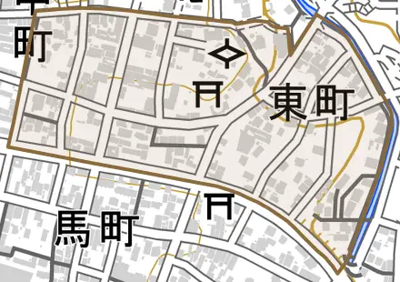 東町とその周辺の地図。町の範囲を重ねている