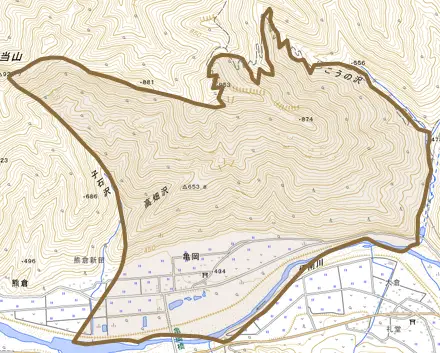 大字亀岡とその周辺の地図。町の範囲を重ねている