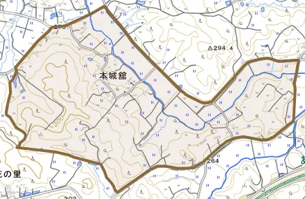 本城舘とその周辺の地図。町の範囲を重ねている