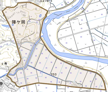 陣ケ岡とその周辺の地図。町の範囲を重ねている