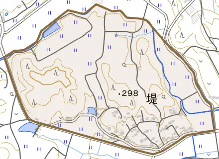 堤とその周辺の地図。町の範囲を重ねている