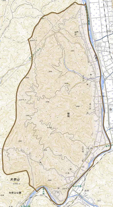 大字関岡とその周辺の地図。町の範囲を重ねている