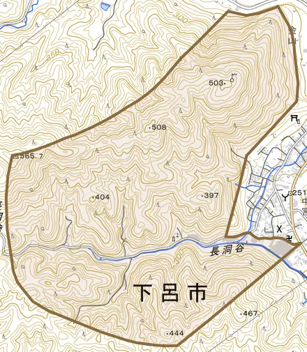 金山町金山とその周辺の地図。町の範囲を重ねている