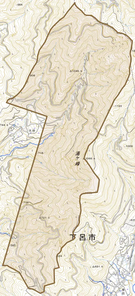小川とその周辺の地図。町の範囲を重ねている