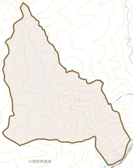 小坂町岩崎とその周辺の地図。町の範囲を重ねている