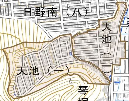 天池とその周辺の地図。町の範囲を重ねている