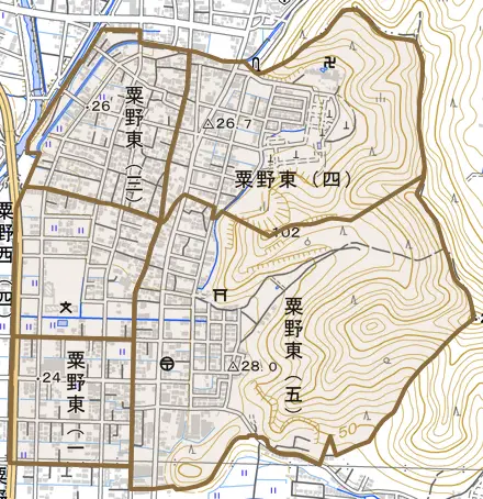 粟野東とその周辺の地図。町の範囲を重ねている