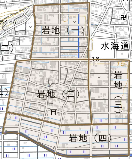 岩地とその周辺の地図。町の範囲を重ねている