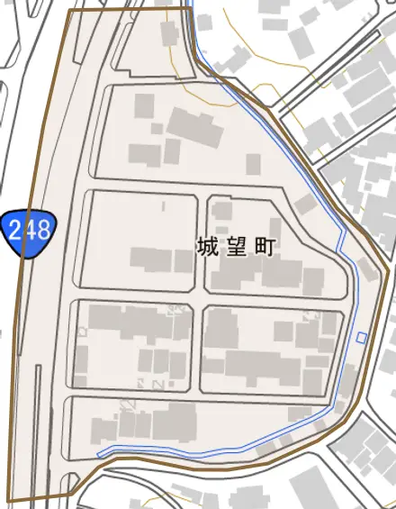 城望町とその周辺の地図。町の範囲を重ねている