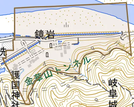 鏡岩とその周辺の地図。町の範囲を重ねている