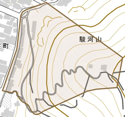 駿河山とその周辺の地図。町の範囲を重ねている