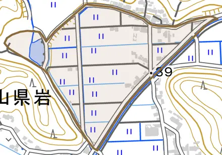 山県岩西とその周辺の地図。町の範囲を重ねている