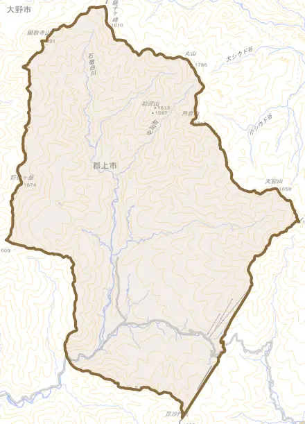 白鳥町石徹白とその周辺の地図。町の範囲を重ねている