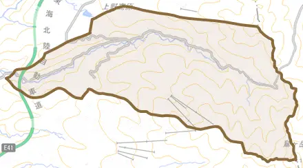 高鷲町鷲見とその周辺の地図。町の範囲を重ねている