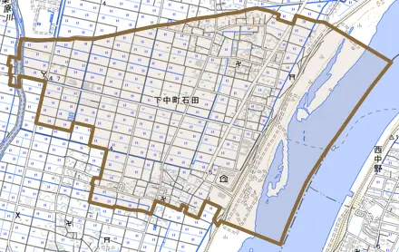 下中町石田とその周辺の地図。町の範囲を重ねている
